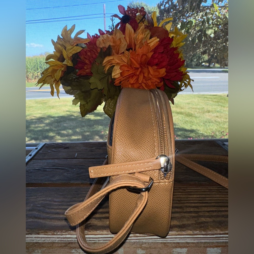 Nautica NWT Sand Brown and Cream Crossbody Bag - Picture 3 of 13